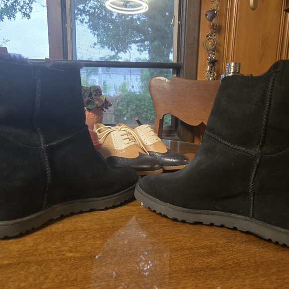 UGG Black Winter Boots with Suede Exterior - Picture 7 of 13
